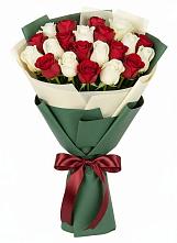 Букет Микс из красных и белых роз в Большеустьикинское