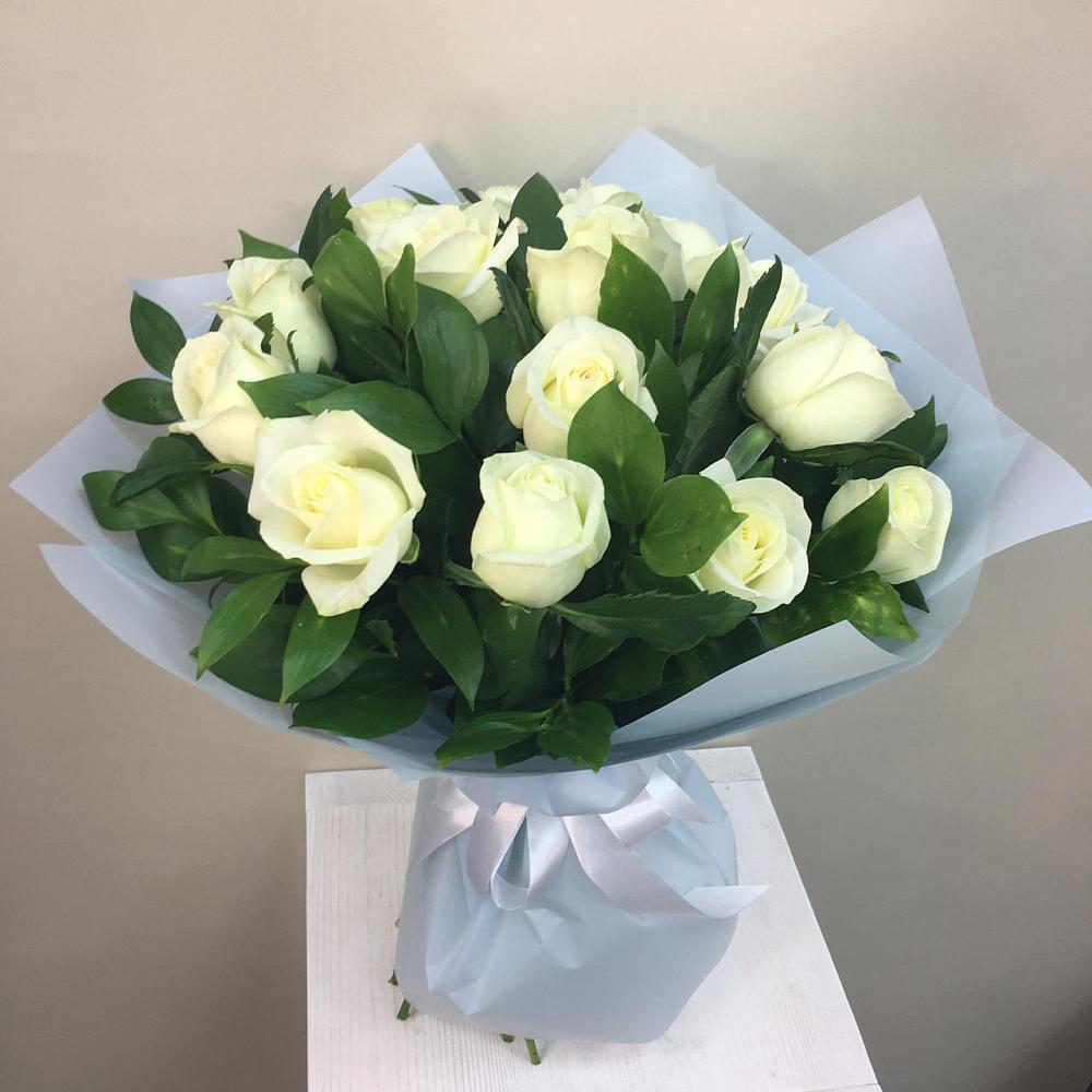 Букет 15 Белых роз Проуд в Большеустьикинское