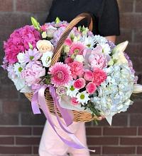 Композиция солнечный день в Большеустьикинское Цветочная композиция из Розы, Хризантемы, Пионы и Лизиантусы в корзине в Большеустьикинское