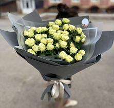 Букет Белые кустовые розы Солинеро в Большеустьикинское
