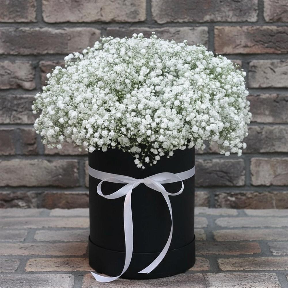 Цветочная композиция из Гипсофила в шляпной коробке в Большеустьикинское