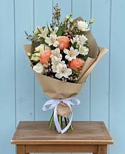 Букет цветов из:  Альстромерии, Лизиантусы, Розы и Хризантемы в Большеустьикинское