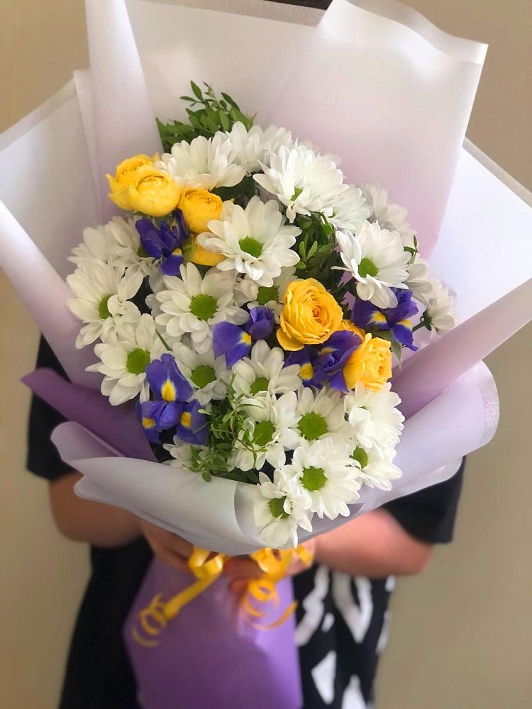 Букет цветов из: Ирисы, Хризантемы и Розы в Большеустьикинское