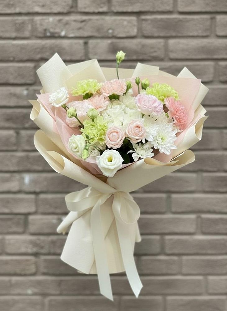 Букет цветов из: Гвоздики, Розы, Лизиантусы и Хризантемы в Большеустьикинское