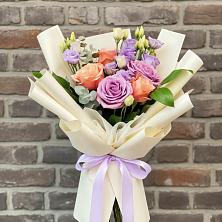 Букет цветов из:  Лизиантусы и Розы в Большеустьикинское