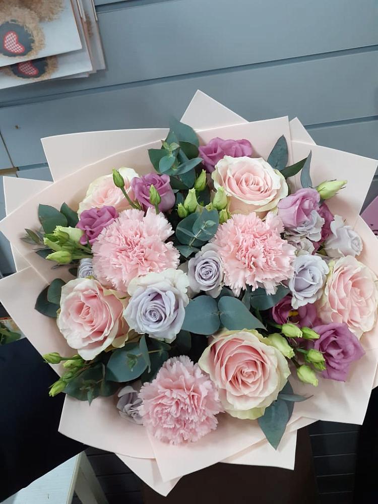 Букет цветов из: Розы, Гвоздики и Лизиантусы в Большеустьикинское