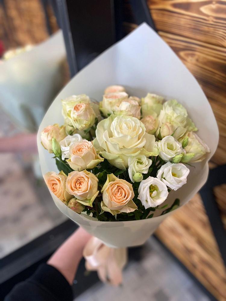 Букет цветов из: Розы и Лизиантусы в Большеустьикинское